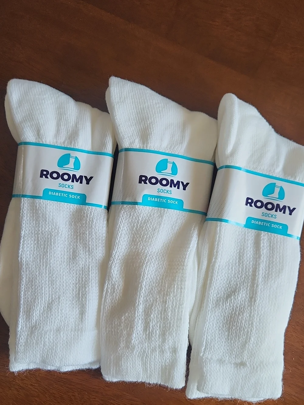 Roomy White Diabetic Crew Socks for Men. Size: 10-13